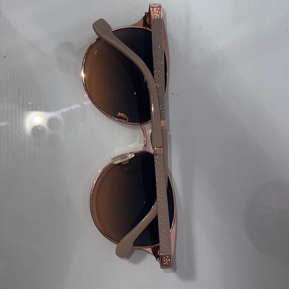 Glasses - Picture 2 of 4